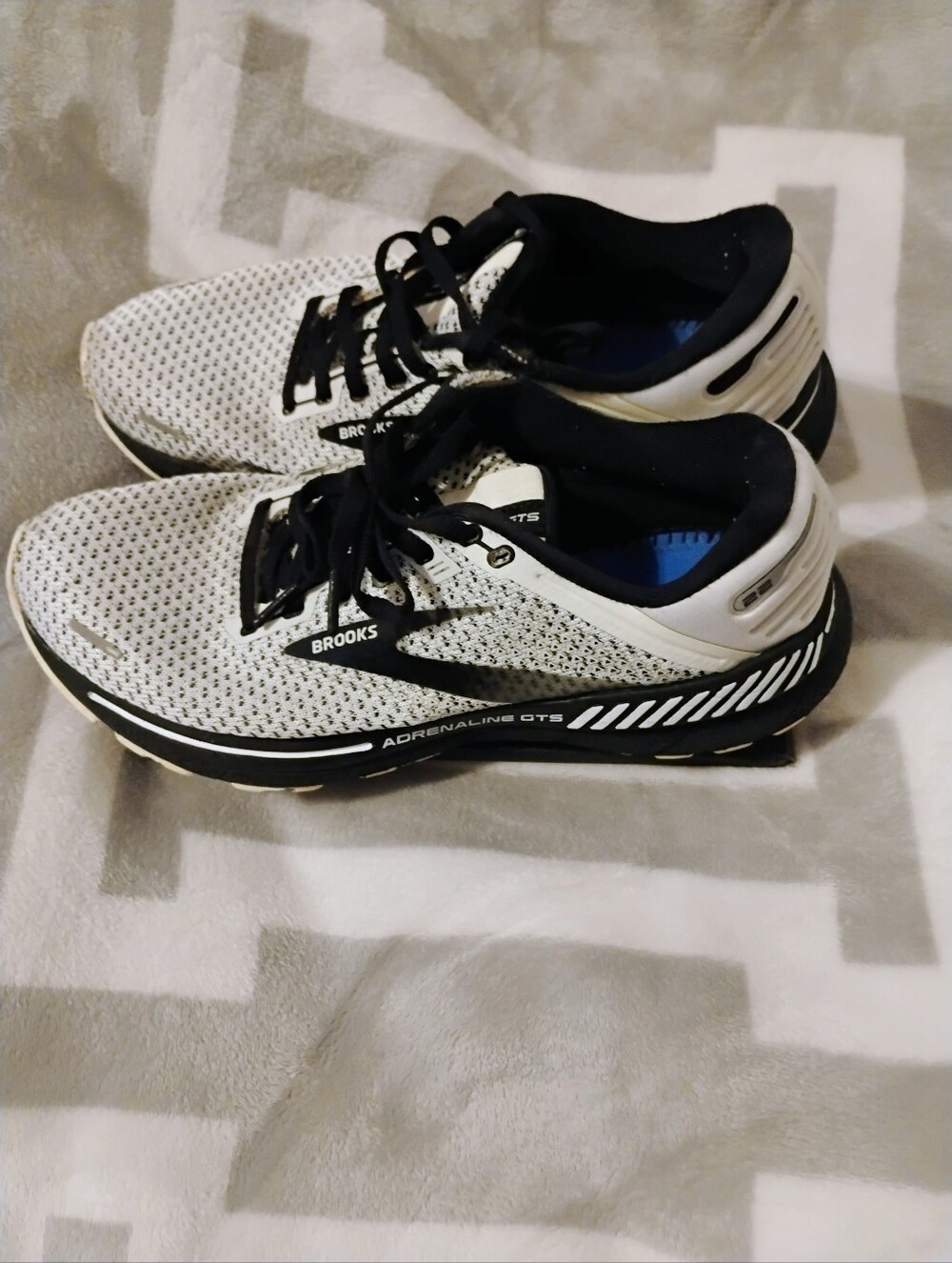 Women's White And Black Brooks Adrenaline GTS 22 Sneakers U.S. Size 9
